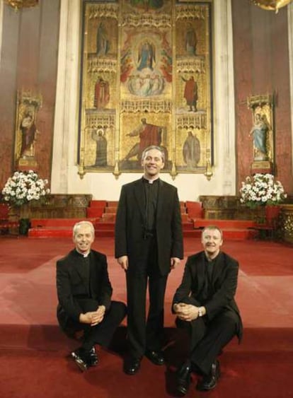 Los tres integrantes de The Priests, en los Jerónimos.