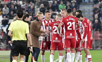 Guti da órdenes a sus futbolistas en el Almería - Mirandés.