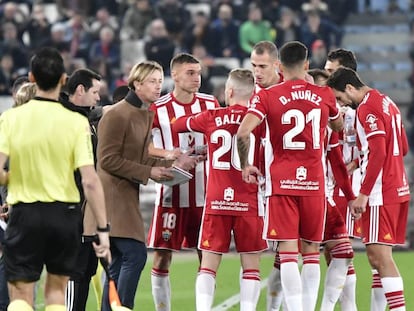 Guti da órdenes a sus futbolistas en el Almería - Mirandés.