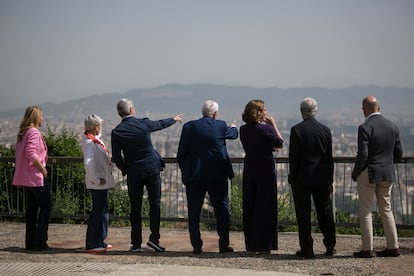 Posado de espaldas, con los candidatos a la alcaldía de Barcelona mirando hacia la ciudad, en el mirador del Alcalde de Montjuïc. De izquierda a derecha, Eva Parera (Valents), Anna Grau (Ciutadans), Jaume Collboni (PSC),  Ernest Maragall (ERC), Ada Colau (Barcelona en comú), Xavier Trias (Junts) y Daniel Sirera (PP). 

 