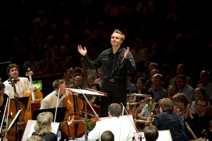 El director y la orquesta tras un concierto.