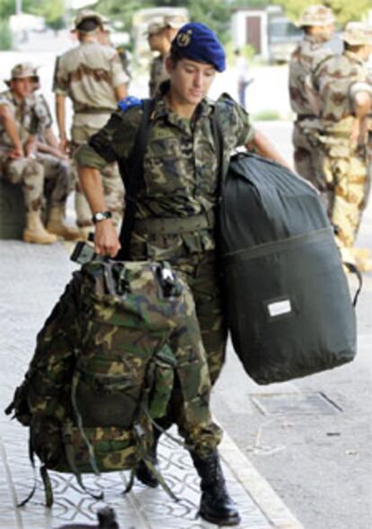 Una soldado se dispone a embarcar en Getafe (Madrid) rumbo a Kabul. 

/ ULY MARTÍN