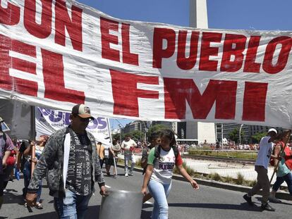 Manifestantes marchan este miércoles en Buenos Aires en contra del FMI.