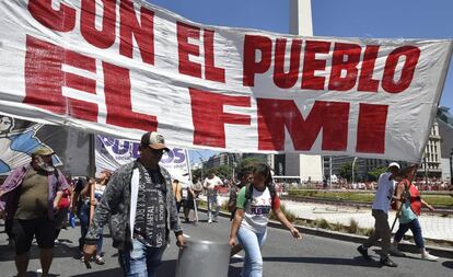 Manifestantes marchan este miércoles en Buenos Aires en contra del FMI.