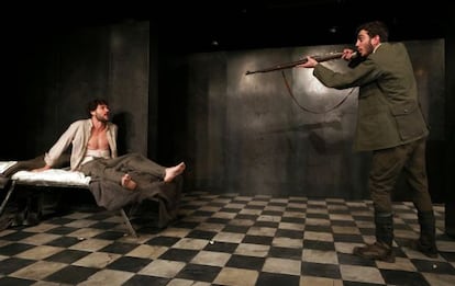 Daniel Grao, a la izquierda, y Nacho Sánchez, en un ensayo de 'La piedra oscura', en el teatro María Guerrero.