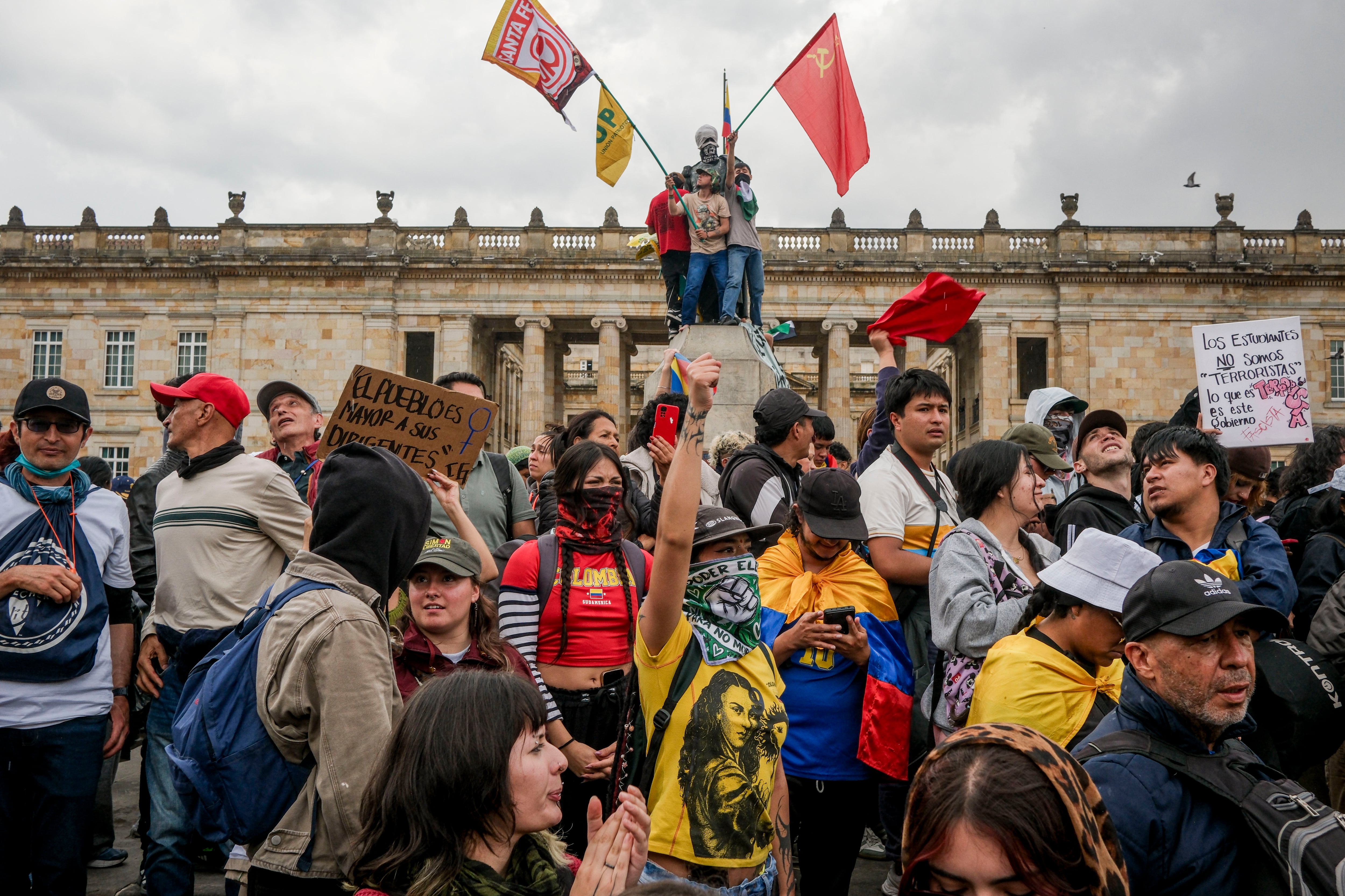 La izquierda colombiana muestra su músculo en sus primeras marchas contra De la Espriella
