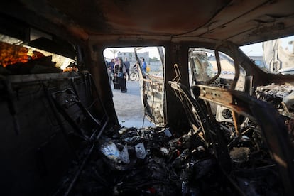 Estado de uno de los vehículos del convoy de la organización no gubernamental World Central Kitchen alcanzados por el ataque israelí. 