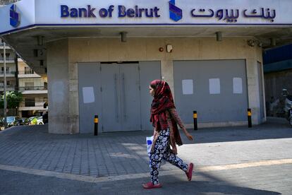 Una sucursal del Banco de Beirut, cerrada y protegida, este jueves en la capital libanesa.