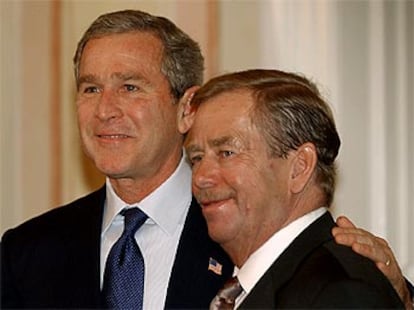 George W. Bush (izquierda) y el presidente checo, Václav Havel, posan para los fotógrafos tras reunirse ayer en el Castillo de Praga.