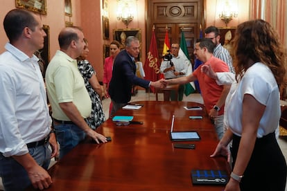 Inicio de la reunión en el Ayuntamiento entre el alcalde de Sevilla con representantes del sector audiovisual para hablar del Festival de Cine Europeo, el pasado mes de agosto.