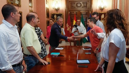Inicio de la reunión en el Ayuntamiento entre el alcalde de Sevilla con representantes del sector audiovisual para hablar del Festival de Cine Europeo, el pasado mes de agosto.