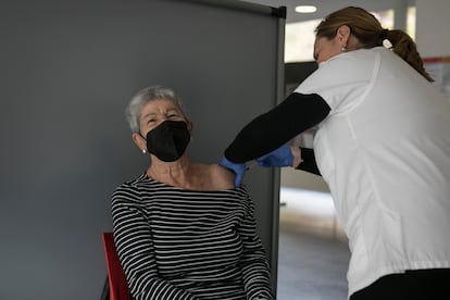 Antonia García gets her vaccine.