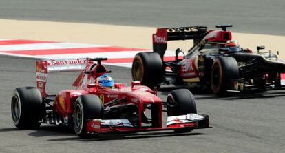 Alonso y Raikkonen, en los entrenamientos en Bahr&eacute;in.