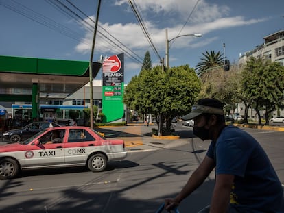 Un taxi pasa frente a una gasolinera de Petróleos Mexicanos (Pemex) en la Ciudad de México, México, el jueves 1 de octubre de 2020.