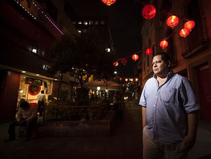 El escritor Julian Herbert, en el barrio chino de la Ciudad de M&eacute;xico. 