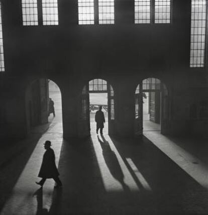 Interior de la estación de Anhalter Bahnhof cerca de Potsdamer Platz, Berlín, 1929–principios 1930s.