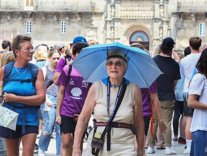 Una turista se protegía del sol con un sombrero sombrilla, el sábado en la plaza del Obradoiro de Santiago de Compostela.