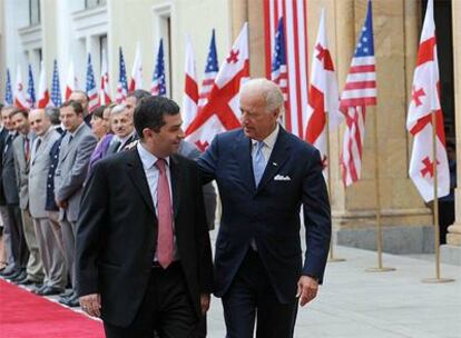 El vicepresidente de EE UU, Joe Biden, a la izquierda, camina junto con el portavoz del Parlamento georgiano, David Bakradze.