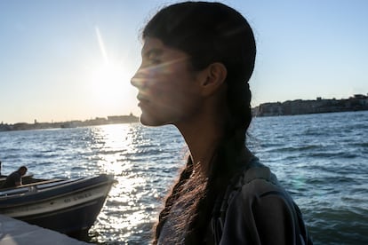 La activista indígena y primera modelo regular de la Amazonía, Zaya, en las calles de Venecia tras su participación en el Festival de Cine de Venecia para la proyección de la película "El Territorio".