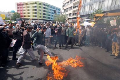 Iraníes queman una bandera de EE UU en una protesta este viernes en Teherán