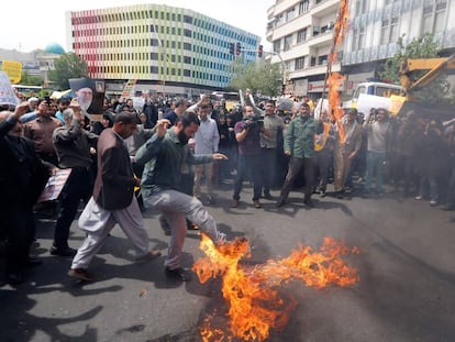 Iraníes queman una bandera de EE UU en una protesta este viernes en Teherán