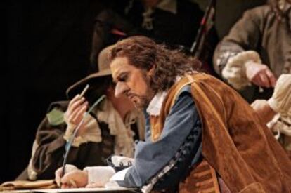 Pl&aacute;cido Domingo es Cyrano de Bergerac.