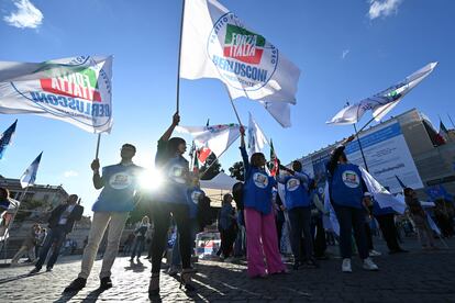 Jóvenes asisten al mitin conjunto de los partidos de derecha italianos, este jueves en Roma.