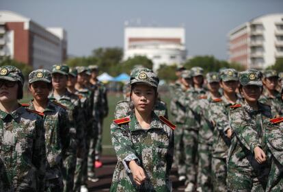 Universitarios de primer año participan en una sesión de entrenamiento militar al comienzo del nuevo semestre en Yangzhou (China).