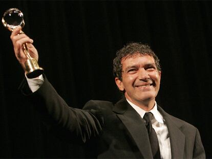El actor señaló en el festival de cine Karlovy Vary que "pocos saben que desde la Republica Checa me dirigí a Hollywood, por eso os tengo tanto cariño". Banderas encarnó a Benito Mussolini en una miniserie rodada en el país centroeuropeo. (Texto: EFE)