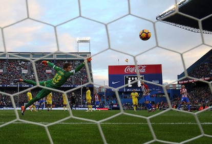 El portero de Las Palmas Javier Varas no para el tiro de Saúl Niguez (no se ve en la imagen).