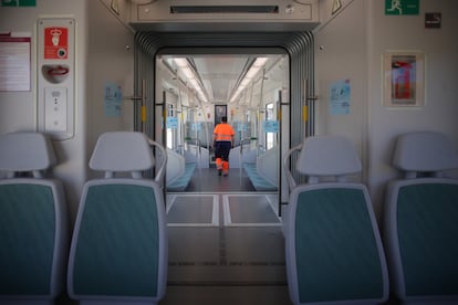 El TRAMBahía -nombre comercial del nuevo medio- será el primero de España que discurra por parte de su recorrido por vías convencionales de tren. El interior de uno de los trenes tranvías recuerda a los clásicos Cercanías.