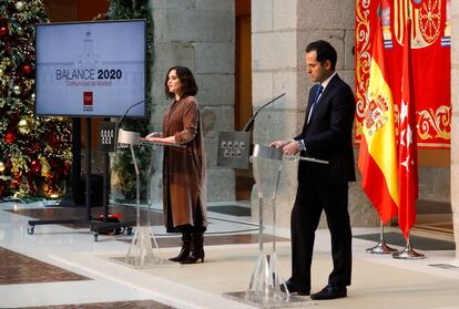 La presidenta de la Comunidad de Madrid, Isabel Díaz Ayuso (i), y el vicepresidente, Ignacio Aguado, comparecen en una rueda de prensa en la sede del gobierno regional este martes para presentar el balance 2020 de la comunidad.