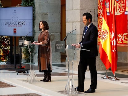 La presidenta de la Comunidad de Madrid, Isabel Díaz Ayuso (i), y el vicepresidente, Ignacio Aguado, comparecen en una rueda de prensa en la sede del gobierno regional este martes para presentar el balance 2020 de la comunidad.