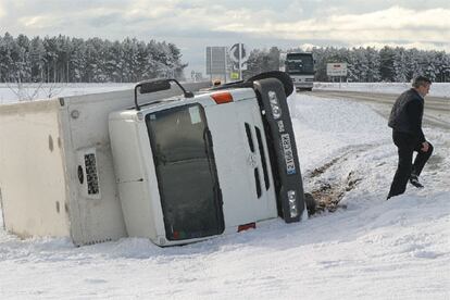 La nieve caída ha producido serias alteraciones en el tráfico. Una veintena de puertos se encuentran cerrados y en otros 37 es necesario el uso de cadenas a media mañana. El temporal ha provocado además accidentes, algunos tan aparatosos como el recoge esta foto tomada en la provincia de Palencia.