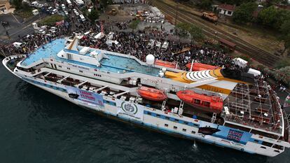 El buque ‘Mavi Marmara’ zarpa del puerto de Estambul como parte de la Flotilla de la Libertad.