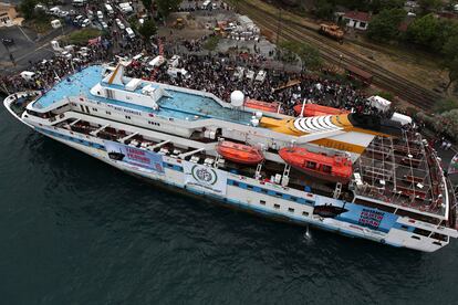 Fotografía tomada el pasado día 25 del buque <i>Mavi Marmara</i> zarpando del puerto de Estambul como parte de la llamada <i>Flotilla de la Libertad</i>. El <i>Mavi Marmara</i> ha sido abordado por la armada israelí en aguas israelíes, causando al menos una decena de muertos.