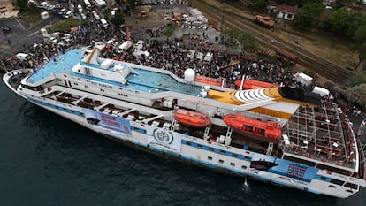 Fotografía tomada el pasado día 25 del buque <i>Mavi Marmara</i> zarpando del puerto de Estambul como parte de la llamada <i>Flotilla de la Libertad</i>. El <i>Mavi Marmara</i> ha sido abordado por la armada israelí en aguas israelíes, causando al menos una decena de muertos.
