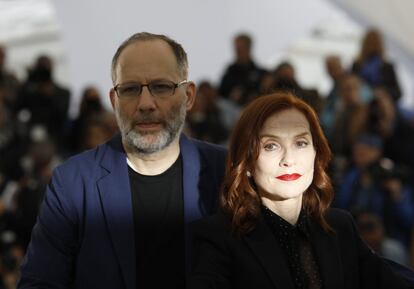 El director Ira Sachs junto a la actriz Isabelle Huppert en el photocall de la película 'Frankie'.