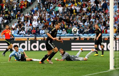 Miroslav Klose marca, a puerta vacía, el segundo gol de Alemania.