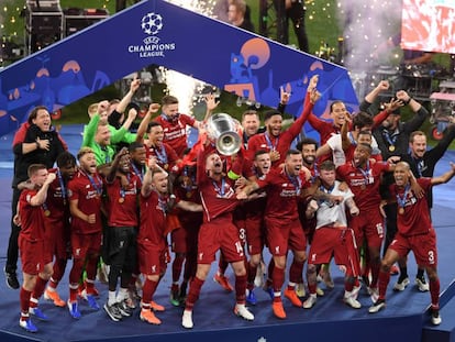 Henderson ergue o troféu da Champions League.