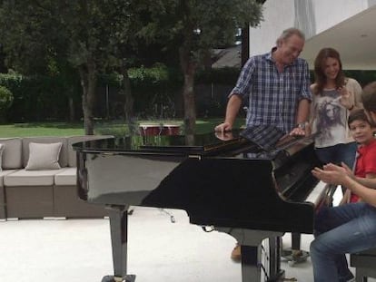 El cantante Pablo Alborán (al piano), con Bertín Osborne y su familia.