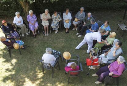 Un grupo de residentes descansa en los jardines de Torrezuri, en Gernika.