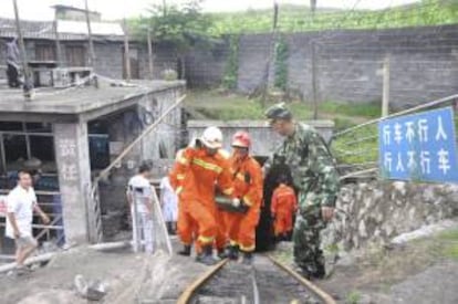 Varios miembros de los servicios de rescate trabajan en una mina de carbón inundada en el condado de Pingtang, en la provincia suroccidental china de Guizhou. EFE/Archivo