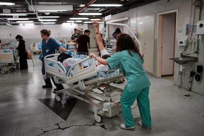 Equipos médicos transfieren pacientes a instalaciones subterráneas tras un ataque iraní con misiles, en el hospital Ichilov Hospital de Tel Aviv, el pasado lunes.


Associated Press / LaPresse
Only italy and spainAssociated Press / LaPresse (APS)