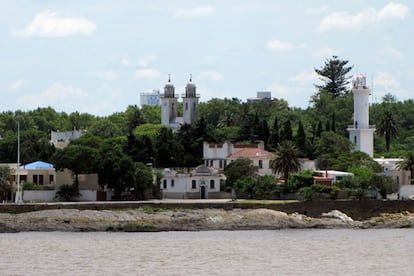 Situada en la orilla este del Río de la Plata, la uruguaya Colonia del Sacramento está mucho más cerca de Buenos Aires que de Montevideo, por lo que la influencia argentina se deja notar por sus calles. La ciudad fue fundada en 1680 por el portugués Manuel Lobo, lo que explica que el plano de su casco urbano sea de origen portugués.