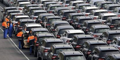 Trabajadores en una línea de nuevos vehículos de Mercedes-Benz.