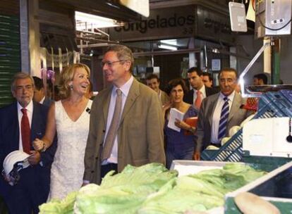 Aguirre y Gallardón en el mercado de Ibiza