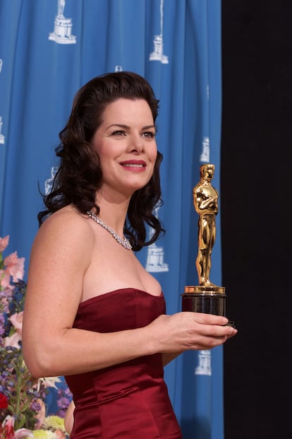 MARCIA GAY HARDEN – Harden tiene un talento enorme y entra en cada personaje como una segunda piel, sin importar la época o el acento: 'gángster moll', ama de casa del sur o artista de Brooklyn. Su representación de la esposa materna de Jackson Pollock, Lee Krasner, en 'Pollock' (2000), protagonizada y dirigida por Ed Harris, puso a Harden en el mapa. Obtuvo una nominación al Premio Independent Spirit, un Premio del Círculo de Críticos de Cine de Nueva York y el Oscar a la Mejor Actriz de Reparto en 2001. Ante las otras nominadas (Judi Dench, Julie Walters, Frances McDormand y Kate Hudson), Harden declaró: "Me tenía con probabilidades de 12 a 1. Desearía haber apostado por mí misma y haber ganado un poco de dinero". ¿Qué pasó después del Oscar?
Harden declaró a la revista 'Premiere' que el premio fue una de las peores cosas que le han pasado. "El Oscar es desastroso a nivel profesional", dijo. "De repente, los papeles que te ofrecen se vuelven más pequeños y te pagan menos. No tiene lógica". Aún así, tuvo un papel sólido, aunque pequeño, en 'Mona Lisa Smile' y recibió otra nominación a actriz de reparto por 'Mystic River'.