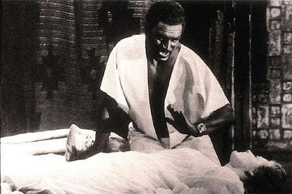 Laurence Olivier, en una escena de <i>Othello</i>.