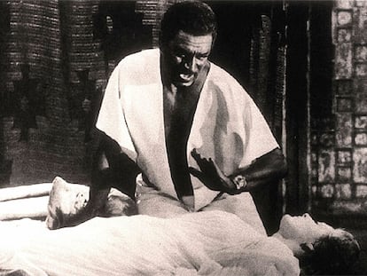 Laurence Olivier, en una escena de <i>Othello</i>.